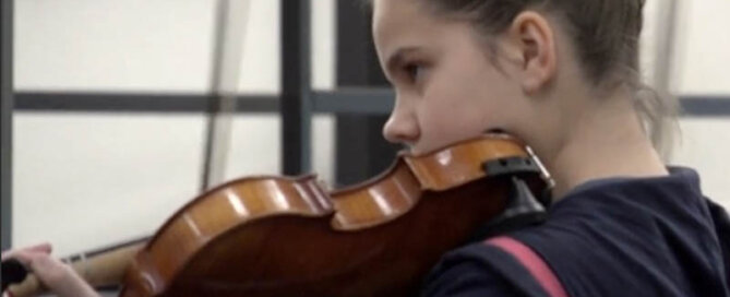 Student playing the violin.